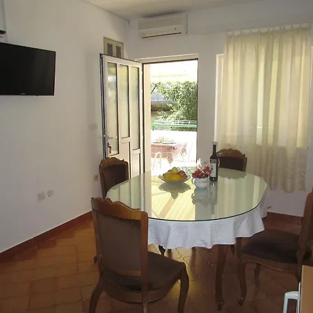 Apartment Pino Makarska