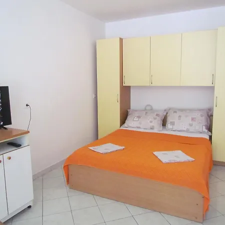 Pino Apartment Makarska