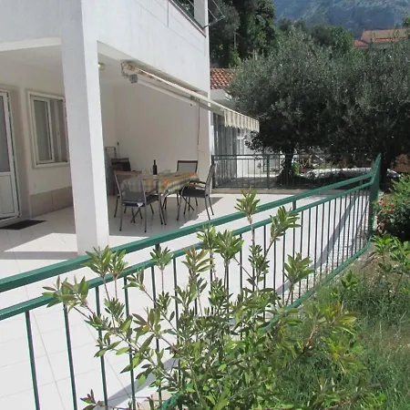 Pino Apartment Makarska
